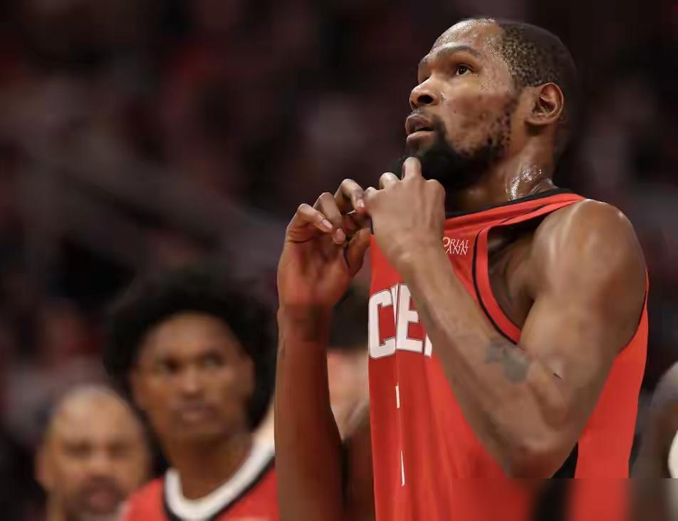 杜兰特人呢？季后赛生死战，他竟独自躲在休息室，连替补席都不坐。队友阿门被问伤情，