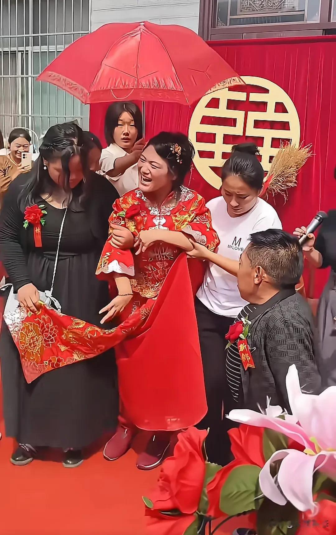 30岁脑瘫女孩嫁58岁1.3米袖珍人，陪嫁一辆奔驰车和100万现金！看到没？