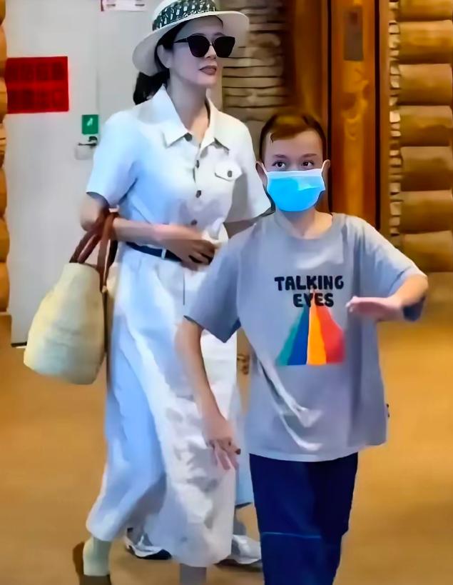 当汪涵妻子杨乐乐带着孩子现身街头时，男孩略显怪异的肢体动作和游离的眼神瞬间引来无