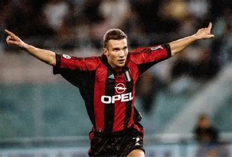 如果是米兰球迷，100%会选他。乌克兰人是全能型前锋，同时期只有大罗比他稍微强一