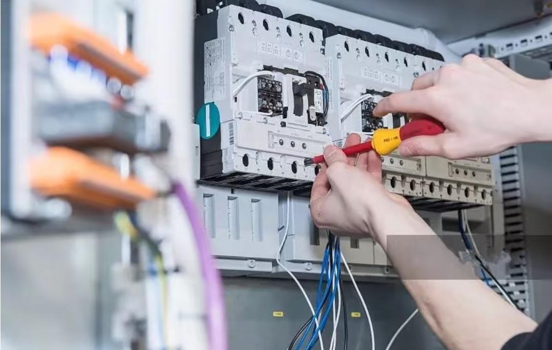 公司核心机器突然停摆，维修师傅折腾一下午没辙，四十来岁的面试电工闻讯赶来，确认7