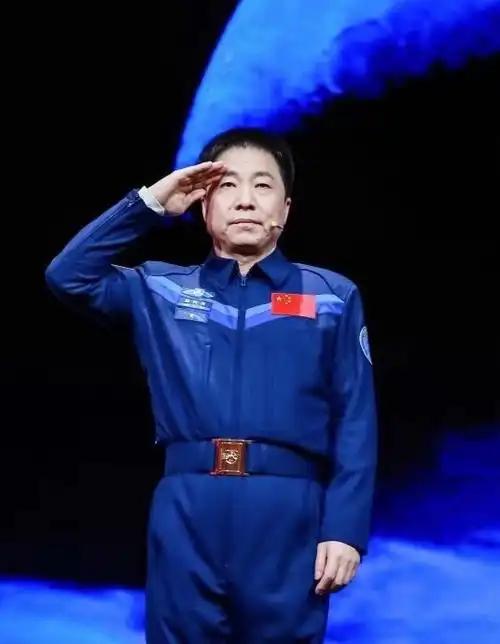 该来的交接棒终于还是传下去了。杨利伟正式宣布，中国首批航天员全部停训停航。这意味