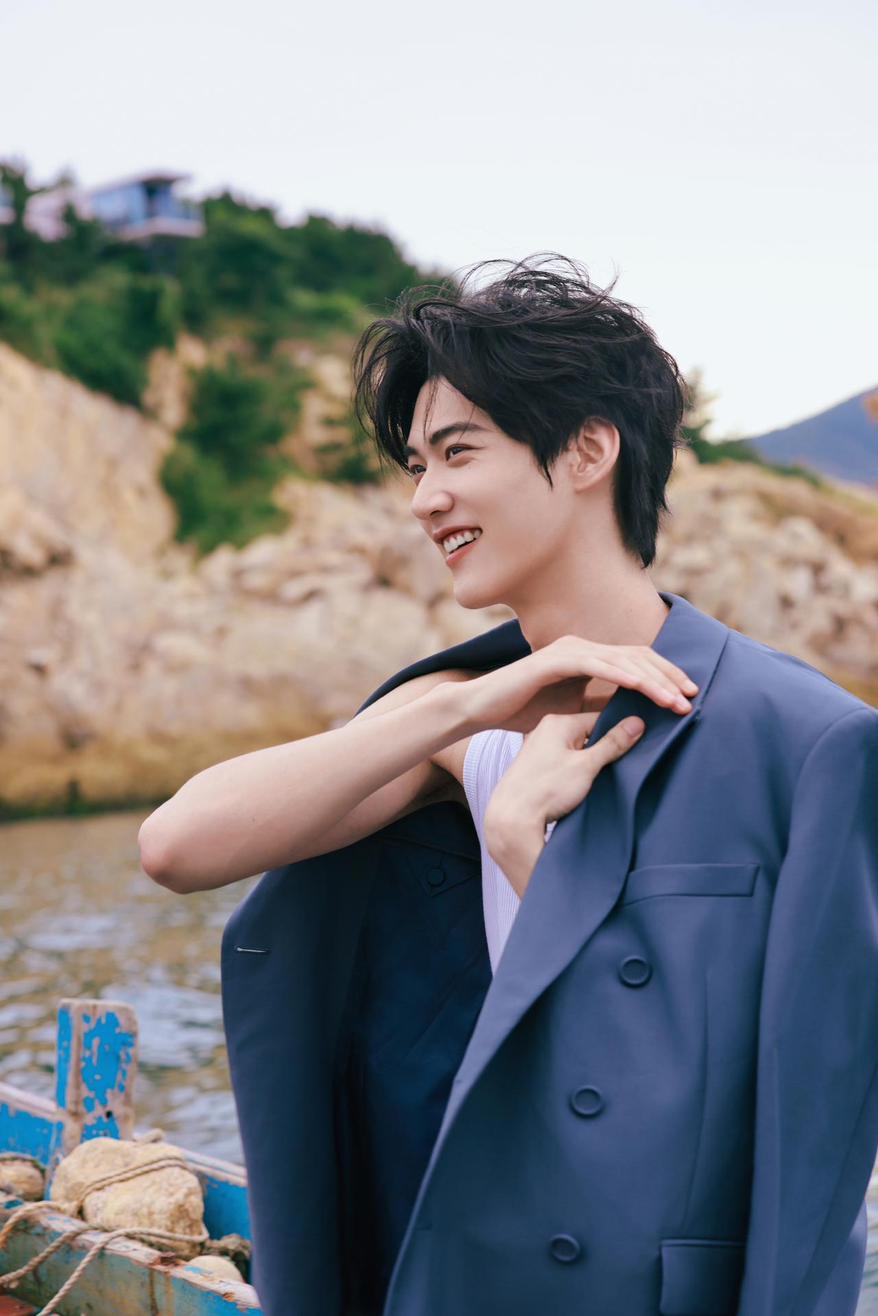 又爱上一个了，周柯宇该🔥啦！身高188，腿长116，宽肩窄腰的倒三角身材，