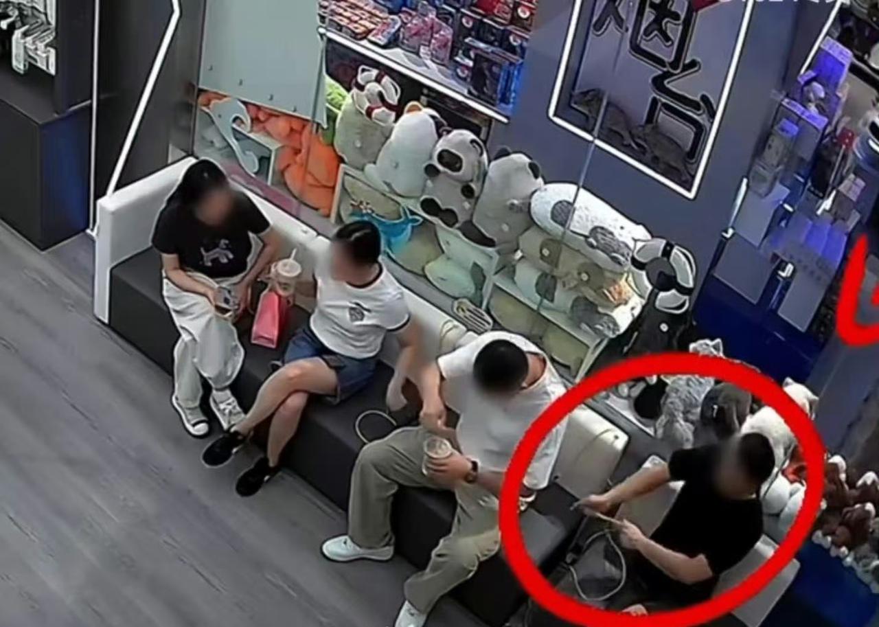 愤然！对扯断数据线的扯淡事件的看法。首先看警方的处理：迅速找到了黑衣男子