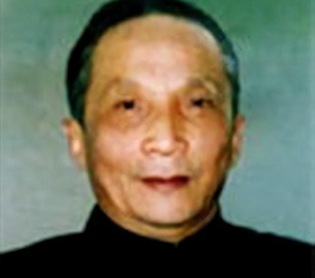 1956年，毛主席接见徐州地委书记时，忽然问他“四”下面加个“南”是什么字？