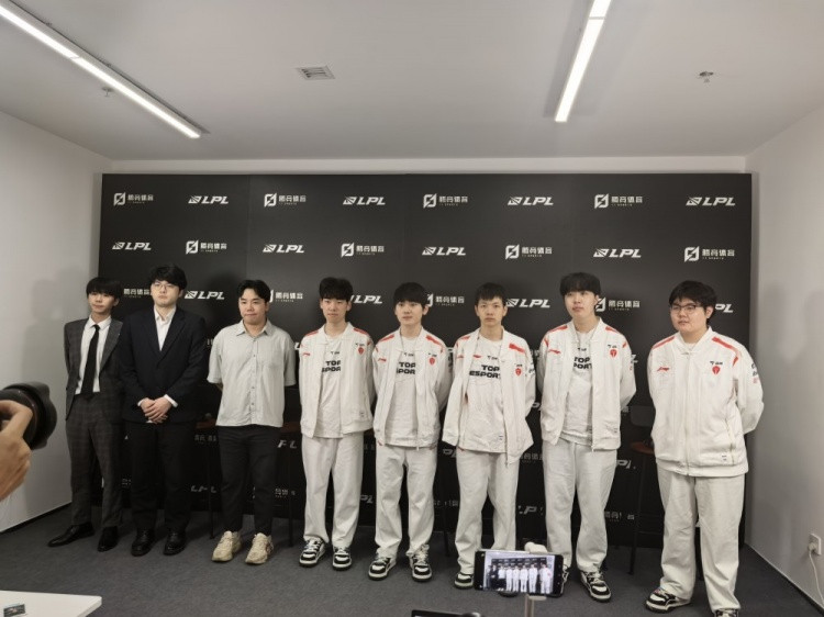 TES赛后群访 JackeyLove感谢过去的自己: 坚持下来 干得不错
