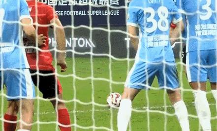 成都蓉城先拔头筹!严鼎皓任意球直接破门,1球领先河南队。成都蓉城这个进球有点戏