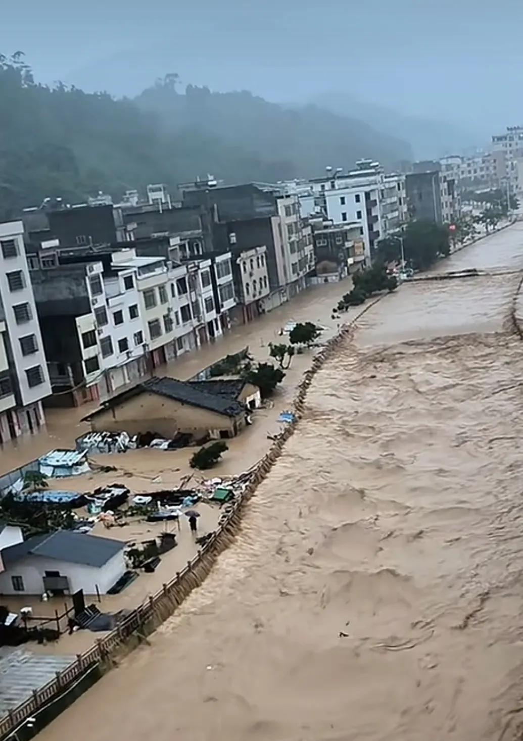 《水灾》天道无情雨若倾，洪流肆虐毁江城。街衢漫漶舟行巷，屋宇欹斜浪拍楹。老