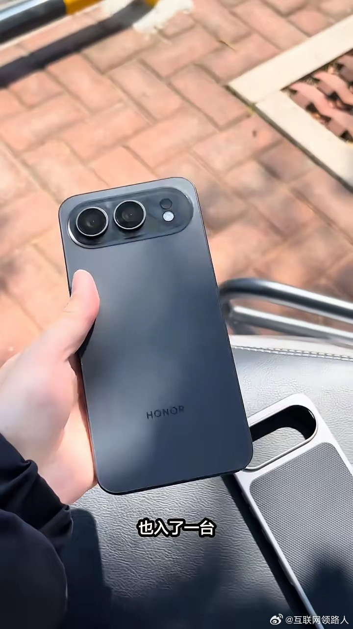 不知道咋回事，最近宿舍里突然人手一部荣耀500，一问才两千多，我还以为得多贵呢，