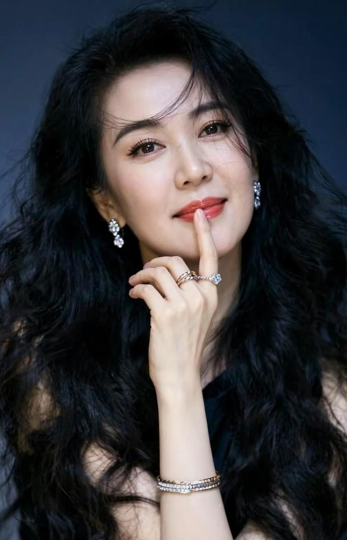 这姑娘像林青霞，又有点像许晴，真是个标准的大美女！这姑娘真是美得让人啧啧称奇！