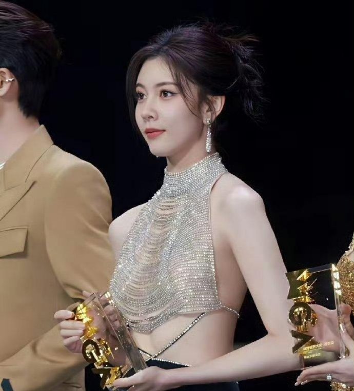 宋妍霏的钻石肚兜太前卫了吧，这身材好绝​​​