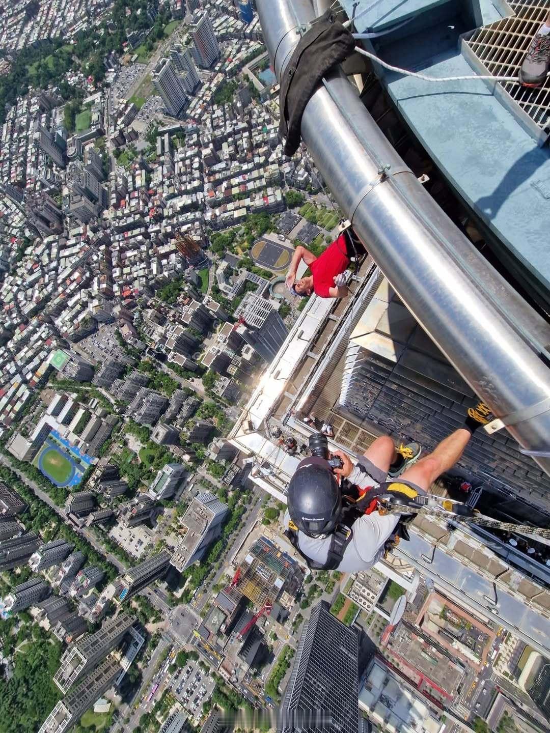 AlexHonnold徒手无保护攀爬台北101大厦的网飞直播之所以能吸引全球