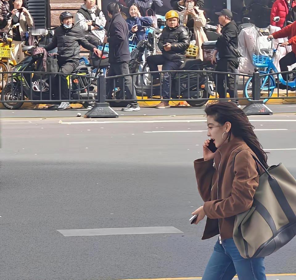 歌手2026偶遇章若楠就懂了，明星的淡颜在现实中的冲击力有多大