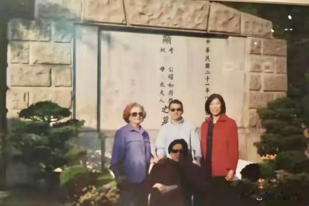 年过九旬的孔令仪坐在轮椅上，上海的微风轻拂过她银白的发丝。2007年的春天，这位