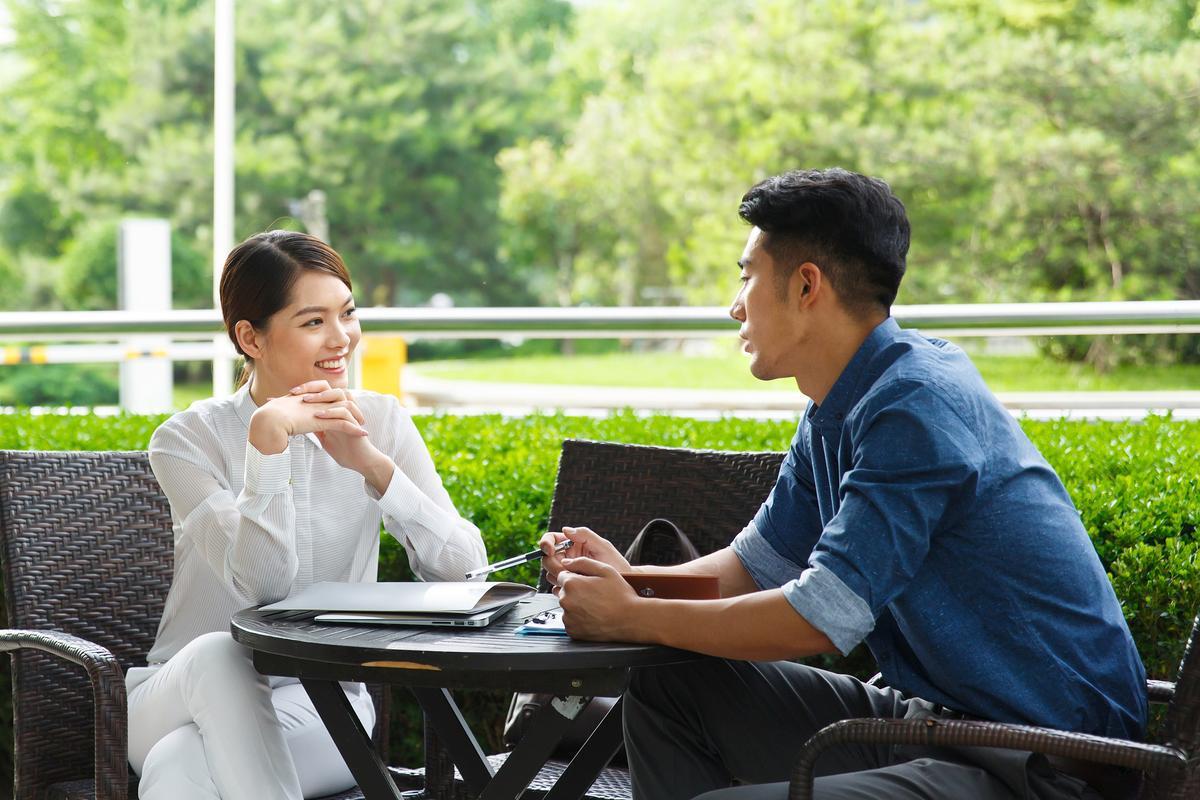 让女人迷恋的聊天法，这样聊更有效率。首先，学会接话，就会有源源不断的话题，能