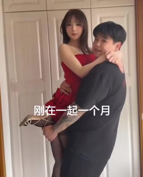 刚在一起一个月：精致红裙、纤细身材，公主抱氛围感拉满，俩人浪漫得像偶像剧。在