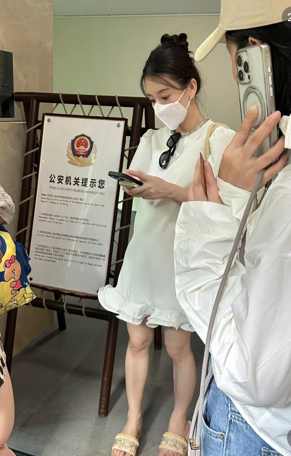 方媛三胎孕照西双版纳偶遇方媛方媛怀着三胎还这么有状态，民族服饰写真好有韵味，期