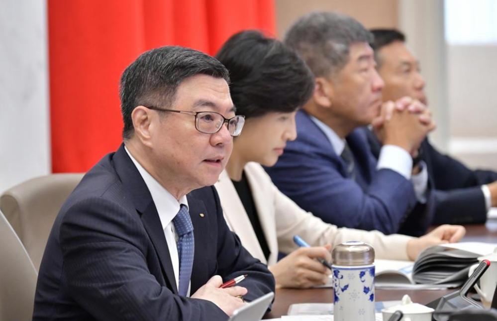 就在刚刚台当局突然宣布，12月26日，台当局宣布，即日起要通过《两岸人民