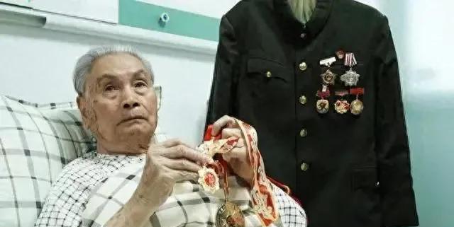 一位95岁的离休干部，一位参加过东江纵队的老军人。胸前的荣誉奖章闪闪发光，这样