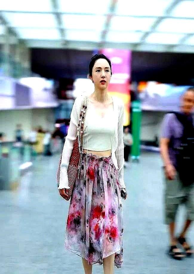 46岁，背着前夫留下的近5000万债务，全身行头不到500块。都说董璇命不好