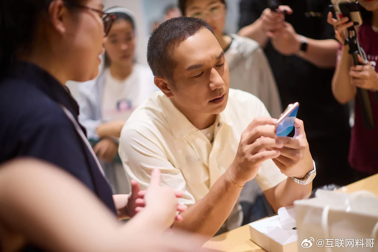 卧槽，华为彻底得到高端人士的青睐了！就连这个知名演员也来买华为Pura80了！我