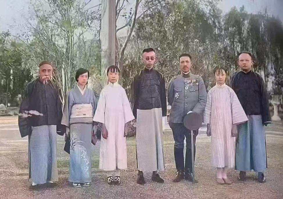 晒出那些老照片1924年，溥仪被逐出紫禁城后，没有人愿意收留他。但是狡猾的日本人