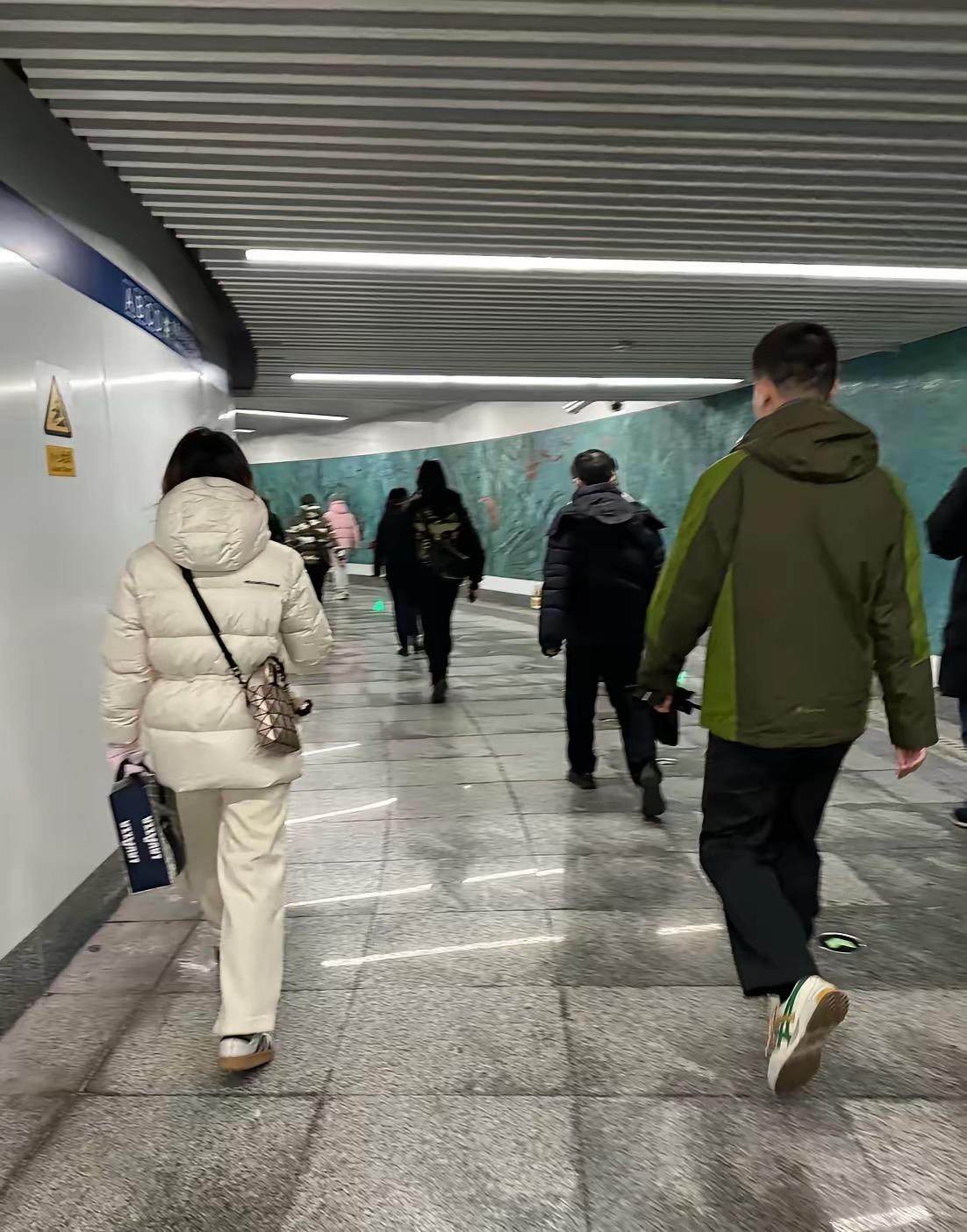 不知道你们有没有发现一个现象？如今大街上的男男女女，不管是二十出头的年轻人，还