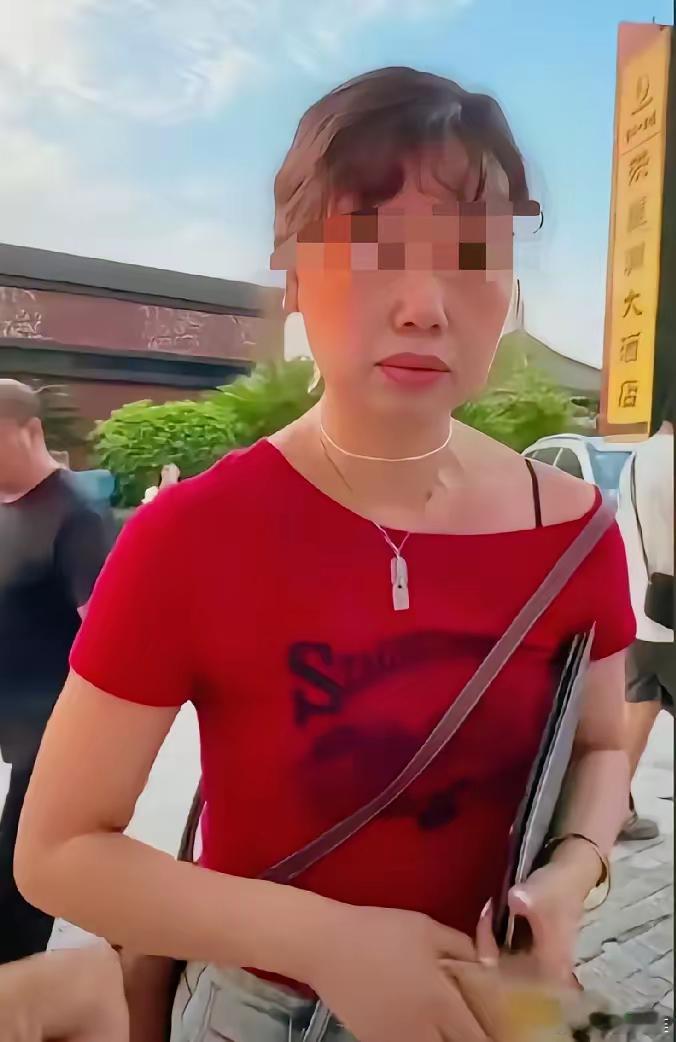 重庆文旅怕是万万没想到，一年的心血差点栽在一个红衣女子手里！​民警都到了，这红衣