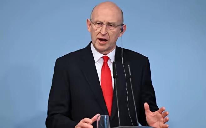 美国被踢出局，英国牵头，10国确定派兵，联合远征军已锁定俄罗斯这事儿真挺逗。
