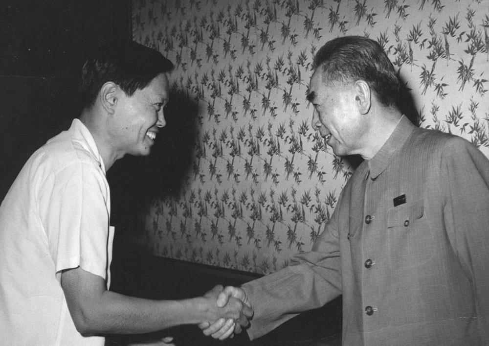 杨振宁当年回国时，很多人劝他不要回去，可能会被中国扣留，再也出不来了。但杨振宁