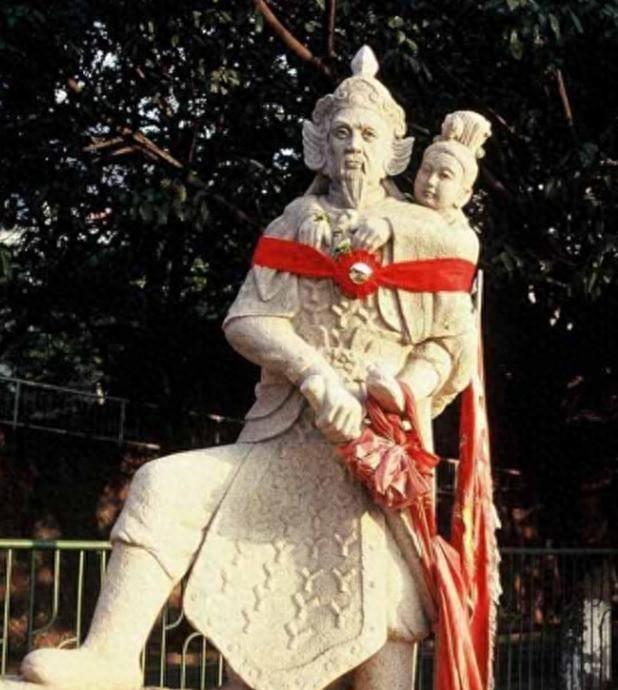 1279年，陆秀夫背起8岁的小皇帝，问道：大势已去，陛下可愿与我跳海殉国？来保我