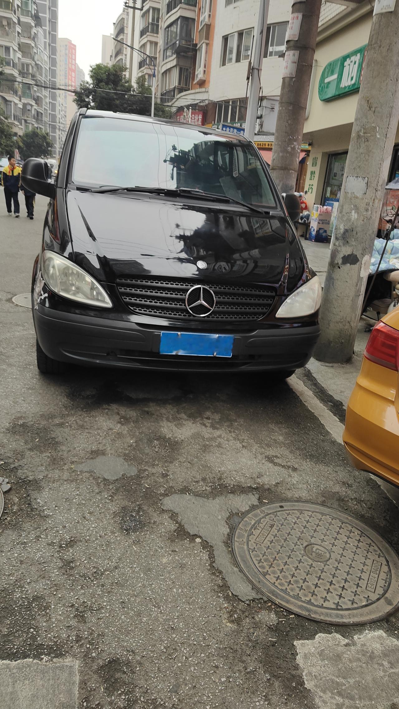 不是吧！第一次见！奔驰用卤素大灯