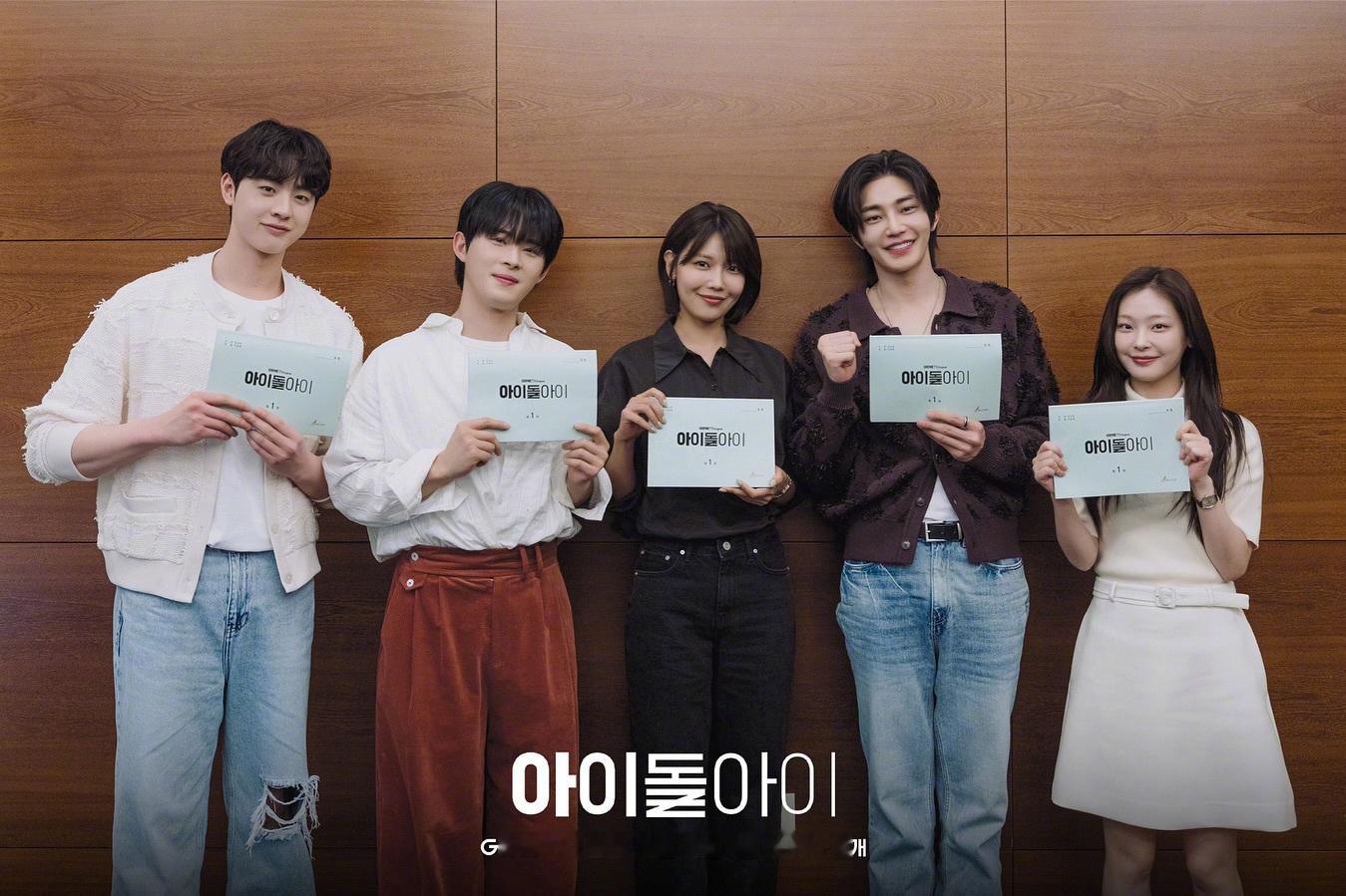 主演ENA新月火剧公开剧本研读照，12月22日首播。该剧讲述德心满级的明星律师