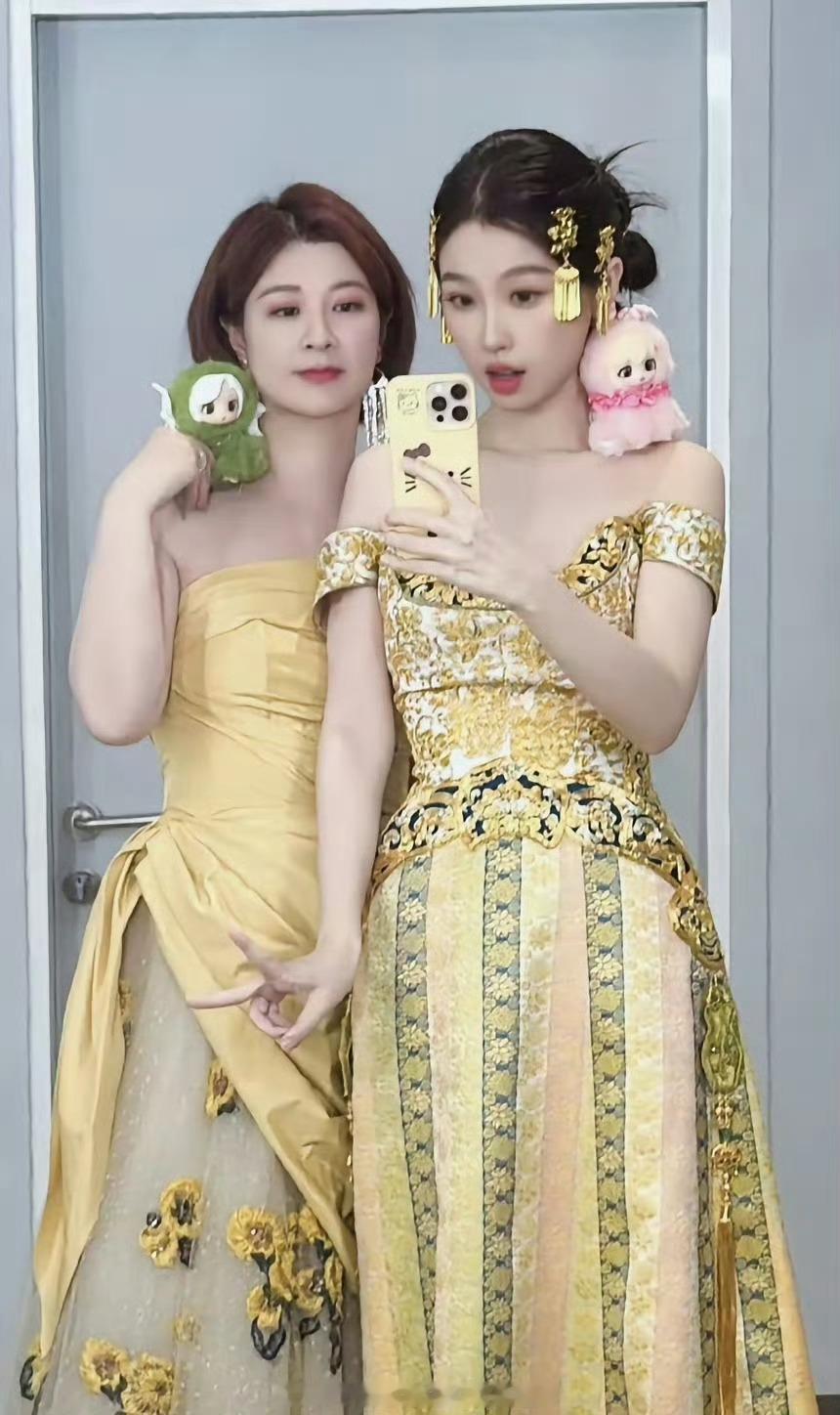 以为虞书欣和哪个美女合影呢，没想到居然是杜华，这美颜把大妈都美成女明星了都