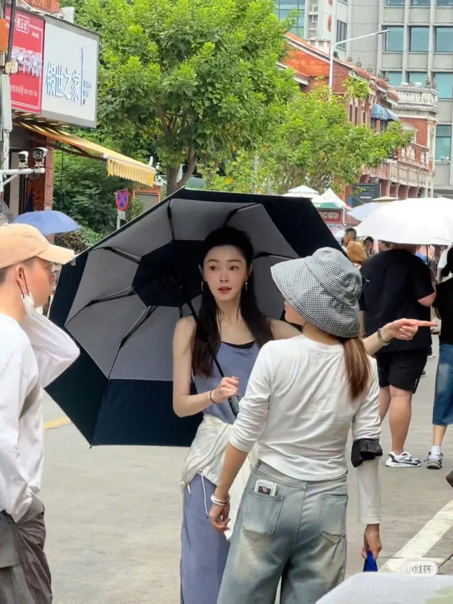宋轶真的好白啊，也好瘦啊，长长的一条不愧是女明星​​​
