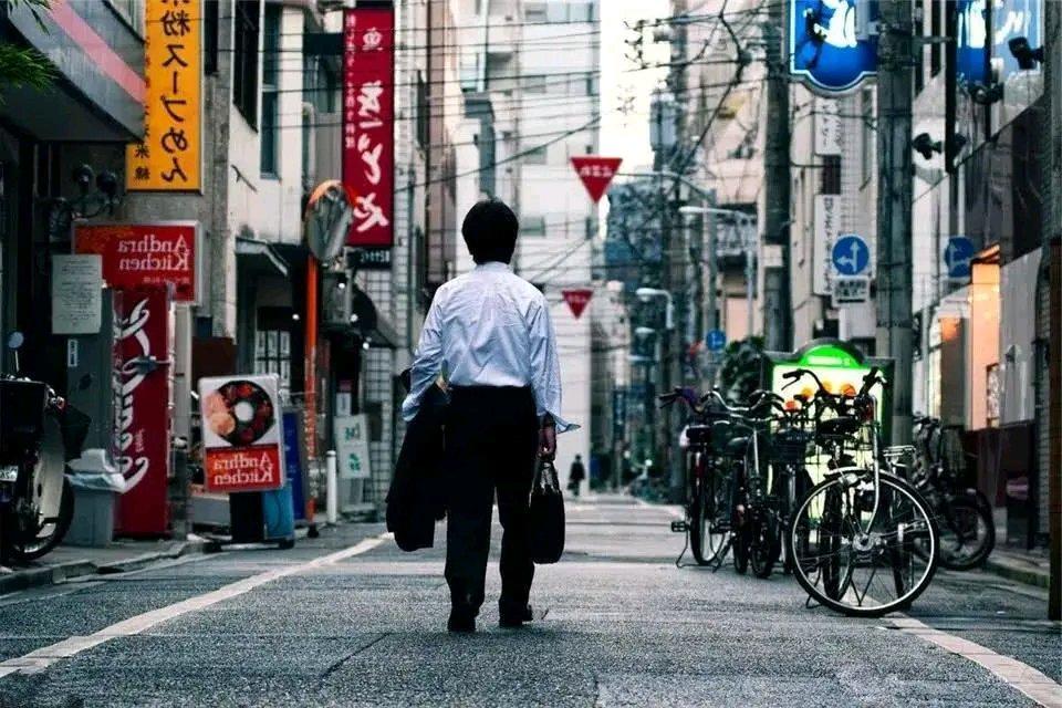 跟在东京做了七年程序员的老同学视频，他张口就吐槽，国内那些把日本吹上天的短视频真