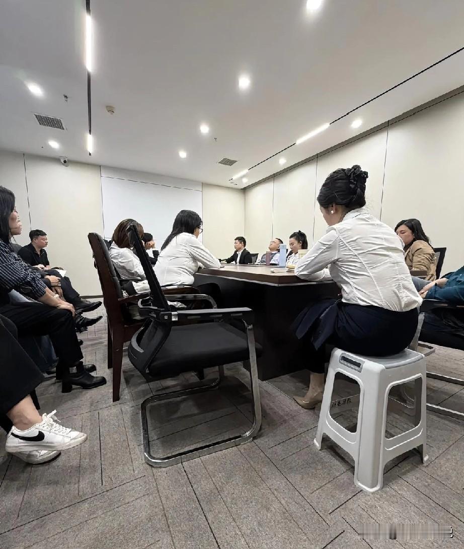 老板在各部门经理级别以上才有资格参加的公司级管理周会上拍桌子：为什么公司现在的人