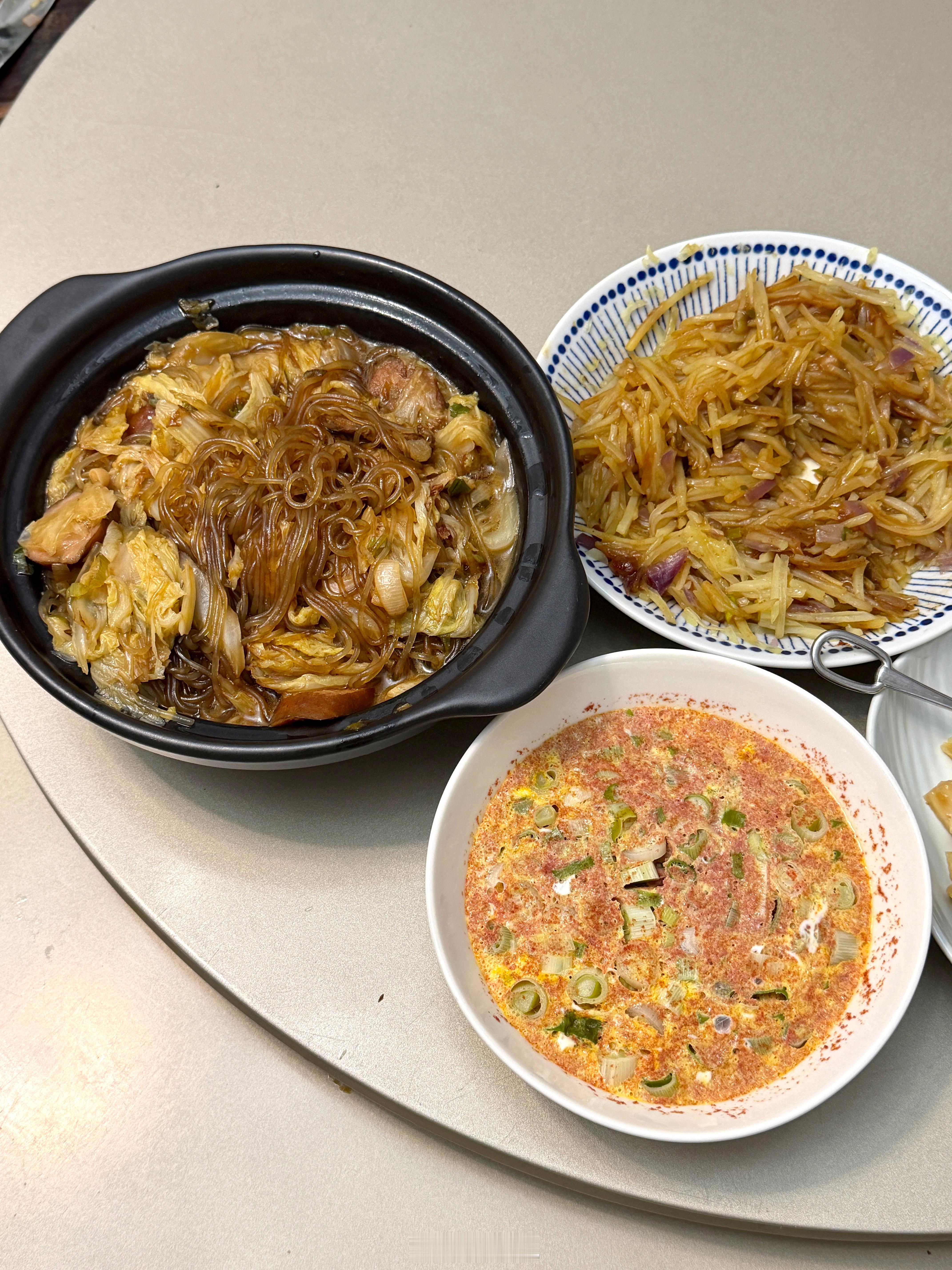 今天中午吃“老式饭”猪肉白菜炖粉条，蒸虾酱，蒸土豆丝酱，单拎出任何一个都是下饭