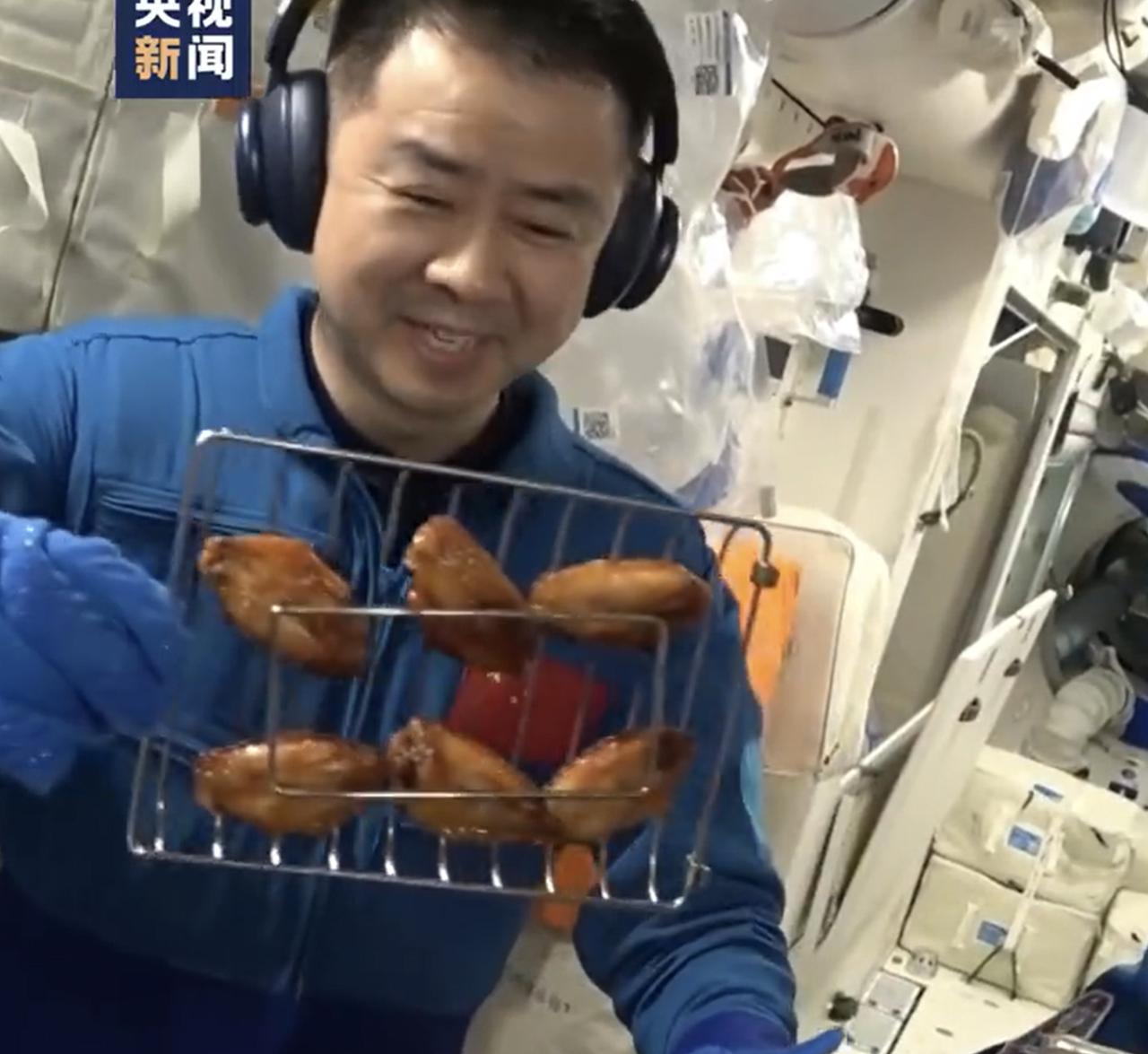 烤鸡翅确实好吃，不过也产生了另外一个问题，烤鸡翅的架子，该如何清理呢？用水洗