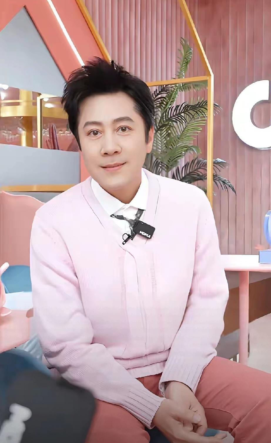 58岁蔡国庆冻龄似小伙，高薪雇弟弟照顾父母太暖心58岁蔡国庆近照状