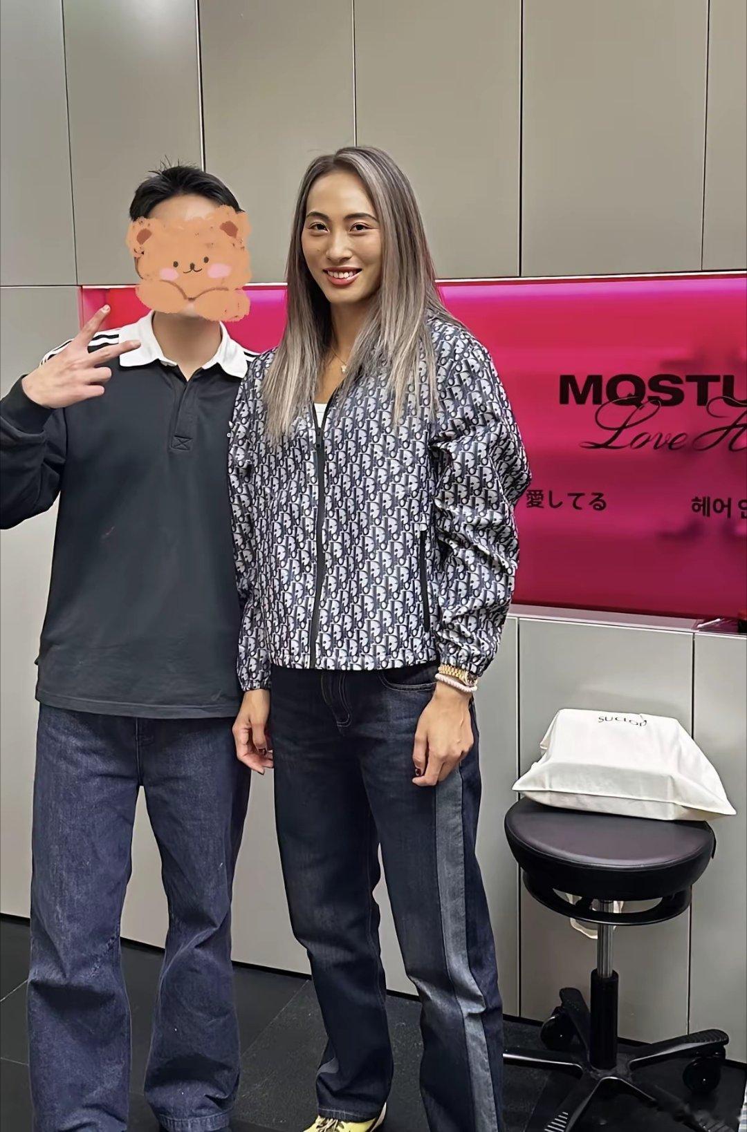 郑钦文染了新发色，这个奶奶灰真的好好看啊！不愧是迪奥的代言人啊，郑钦文这几天穿得