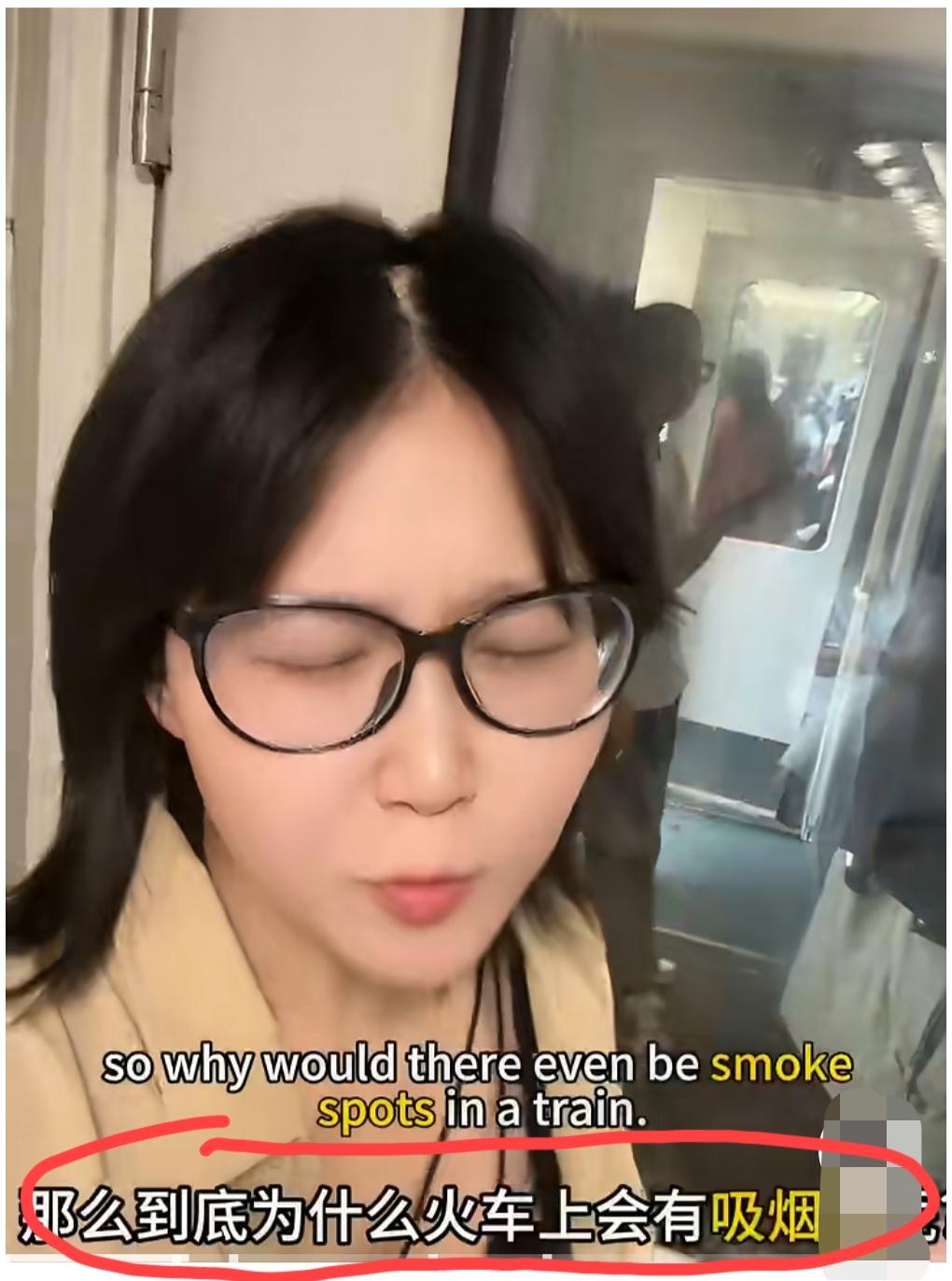 绿皮火车上的一幕，女子看到车厢连接处有人在吸烟，气不打一处来，对着手机全程用英语