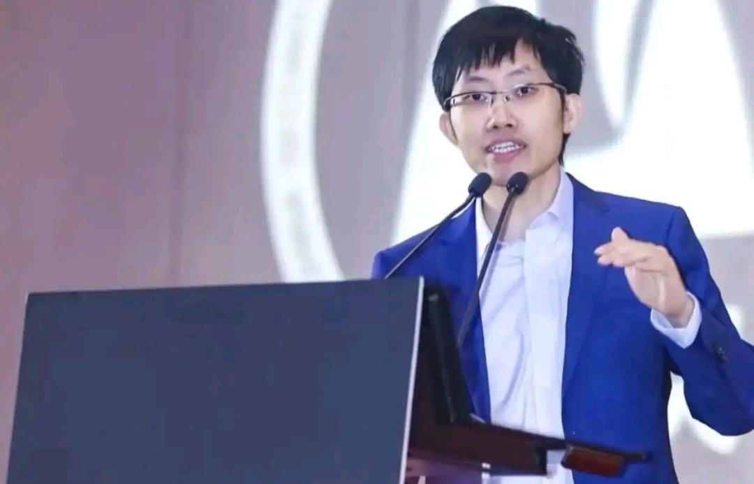 DeepSeek创始人梁文锋近期引发金融圈与AI圈关注，其旗下幻方量化产品全线收