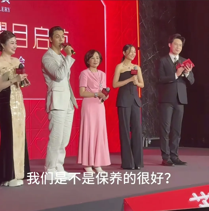 陈伟霆教科书般的发言，称英皇很会“养人”，表白杨受成老板。程伟霆讲，他在英皇