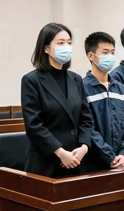家人们姗姗来了，今天沈阳下起毛毛细雨啊，刚刚看到两个好消息，先说一被告二被告咬