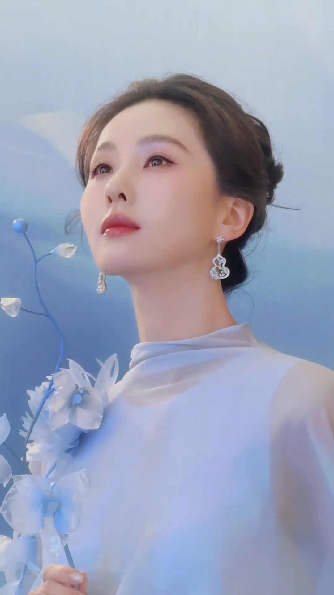 刘诗诗刘诗诗一出场自带柔光仙女滤镜，气质清雅温婉，身姿翩然如画。眉眼温柔自带仙