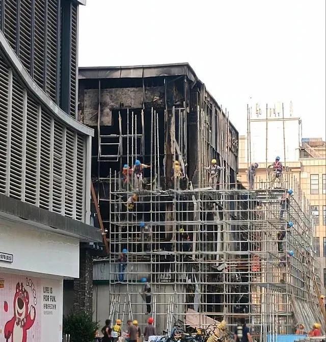 这效率也太快了吧，济南泉城路火灾，温度还没下去呢，铁架就搭上了，修复工作马上开展