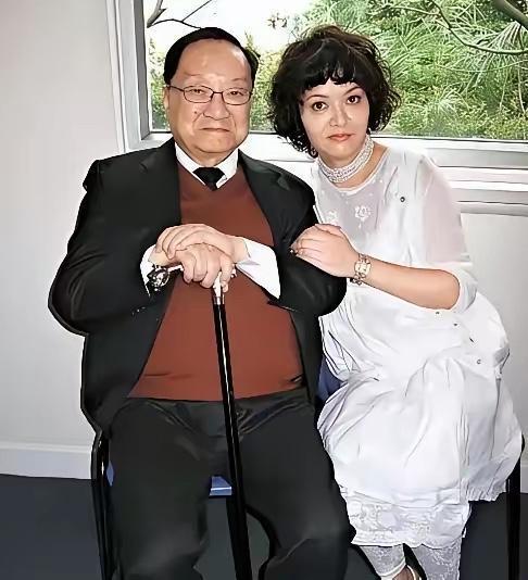 1976年，52岁的金庸爱上16岁女招待。他想要和妻子离婚，妻子说：“可以，但是