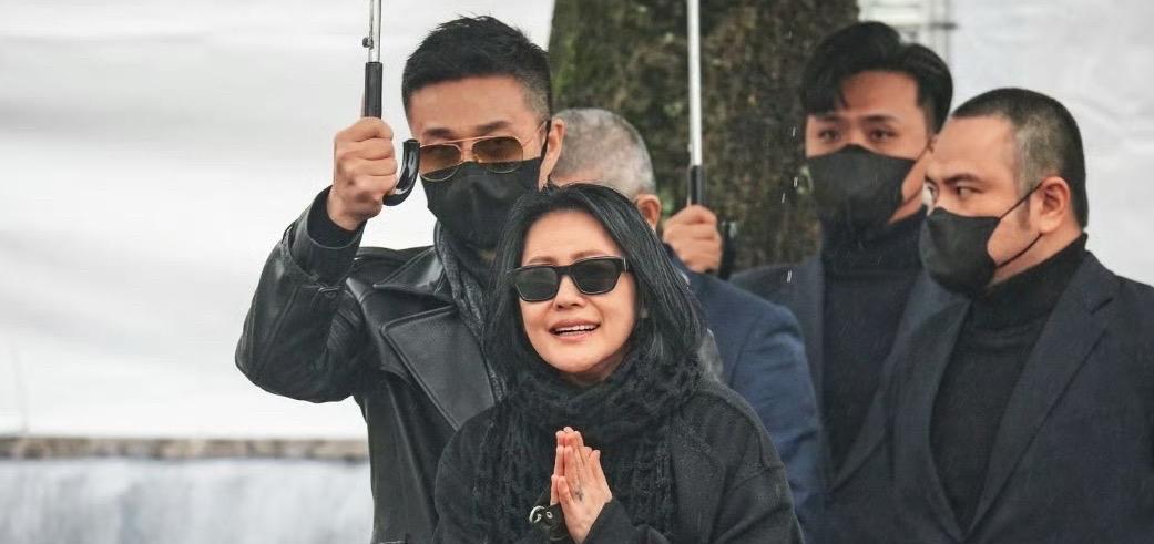 他给女粉丝发了大S的遗像照片，就为了证明自己是许雅钧。墓碑、白布、骨灰盒，一张