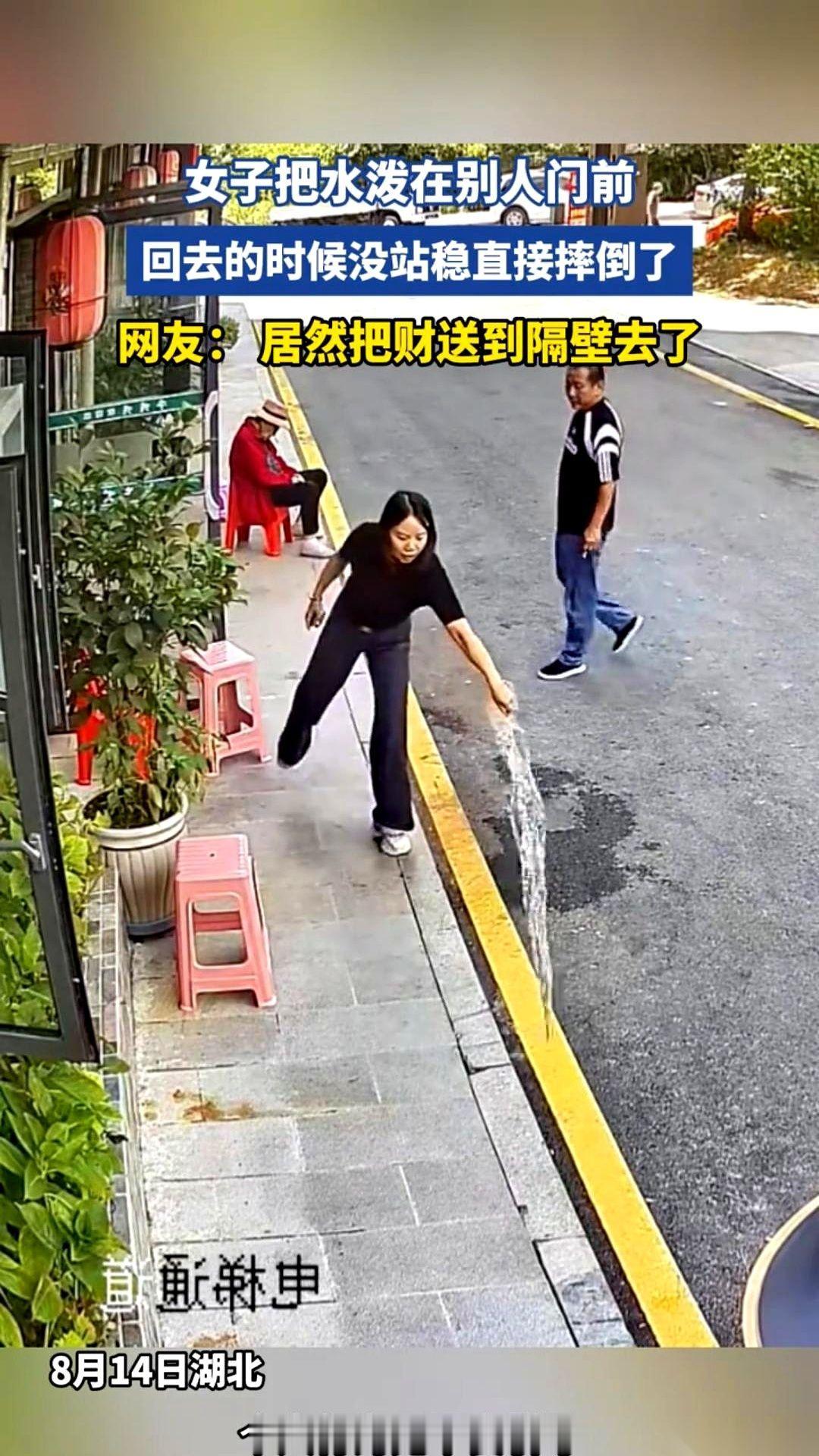 湖北那个视频，真是一秒都快进不了。走廊里安安静静，一个女人拎着满满一桶水，直直